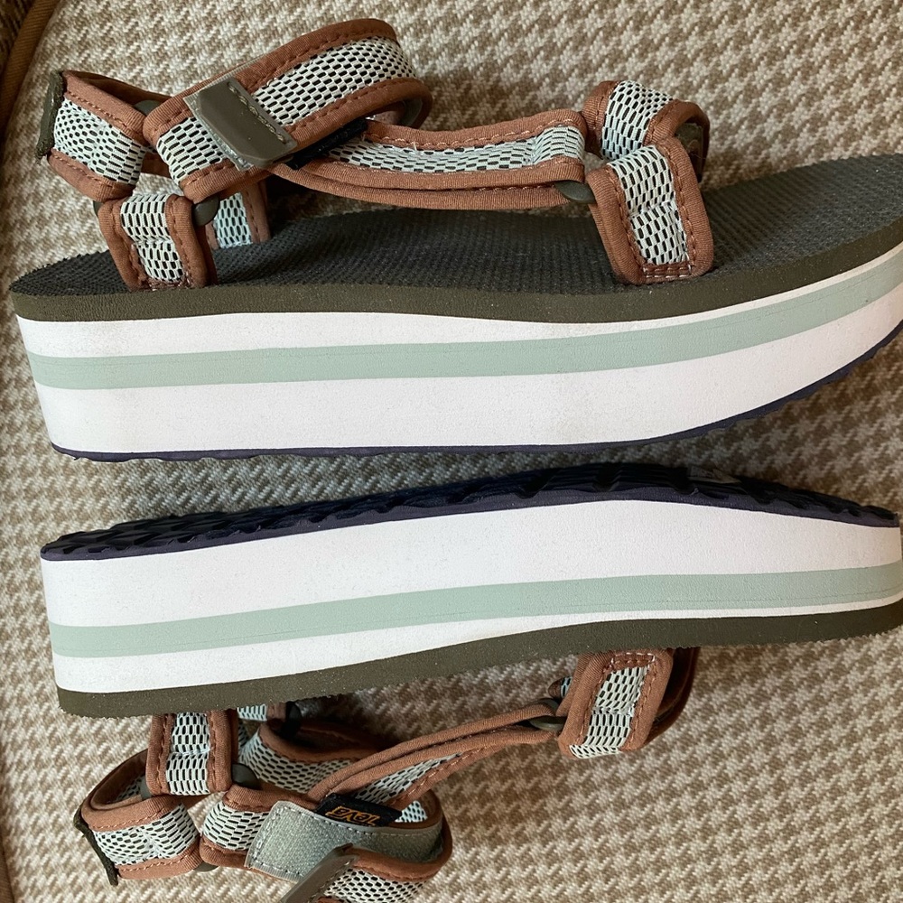 Teva Flatform universal wedge Brown and Olive Sandals. HOST PICK 🎉🎉🎉🎉 - Picture 2 of 9